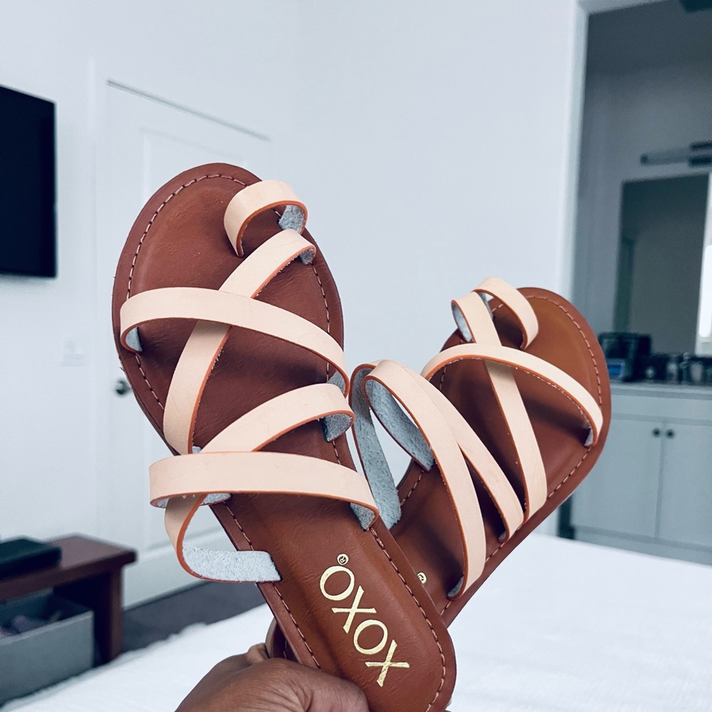 XOXO Rodger Sandal Size 6.5 Loop Toe Slip on padded flat never worn